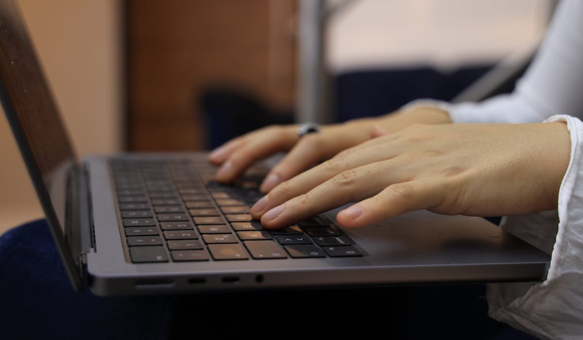 Laptop with text on screen - best free AI writing tools for content creation