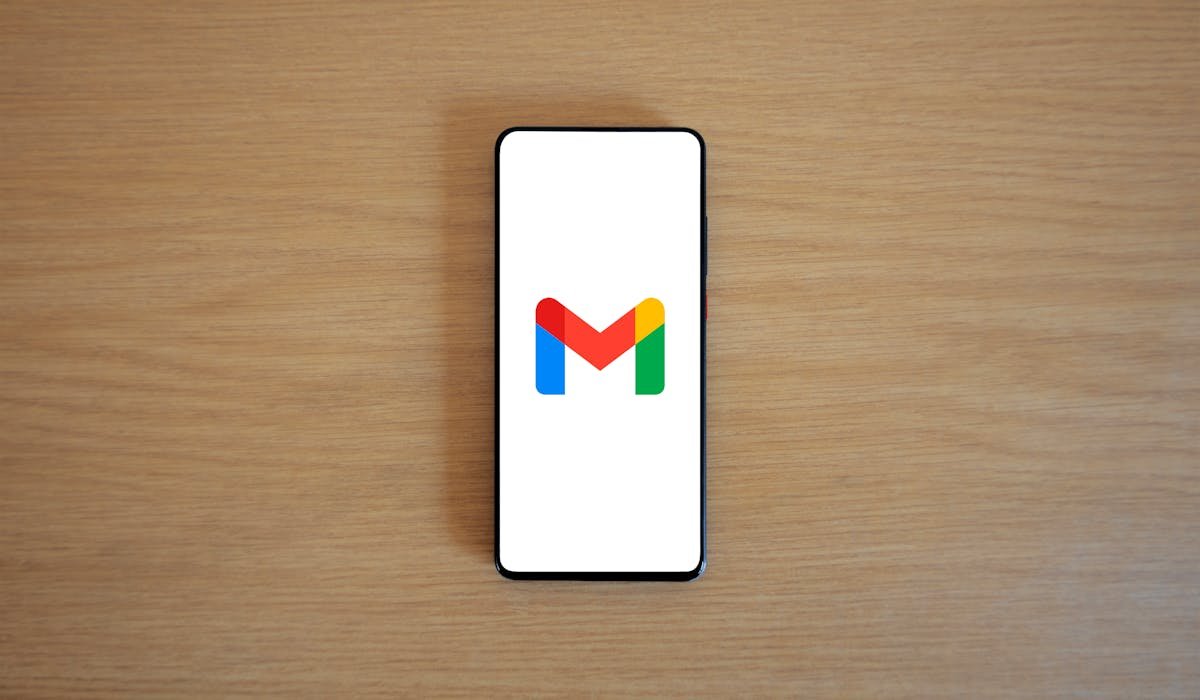 Laptop showing Gmail interface - how to change Gmail signature