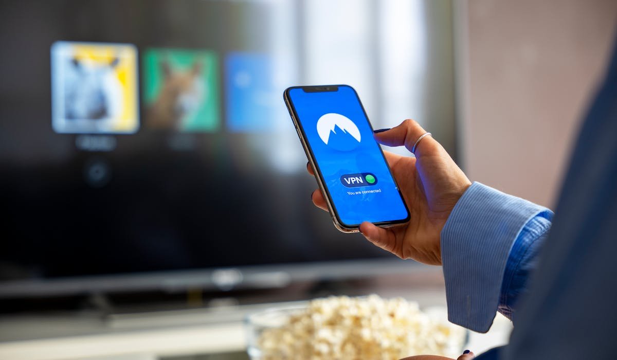 Smart TV in living room with iPhone screen mirroring - how to mirror iPhone to TV