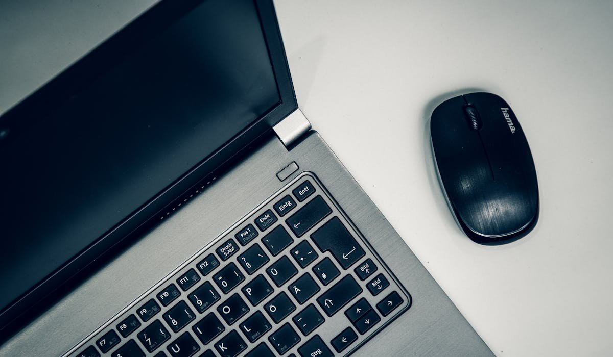 Laptop with desktop computer setup - how to set up dual boot Windows and Linux