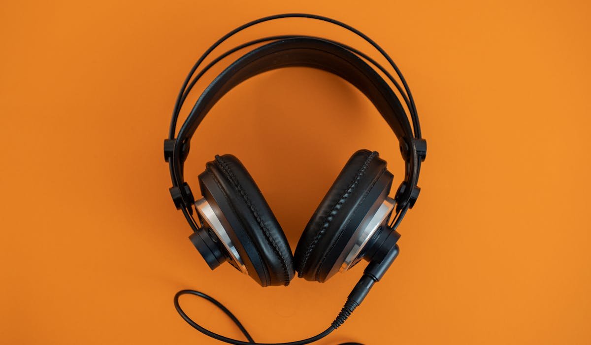 Premium over-ear headphones - how to turn off AirPods Max with Smart Case