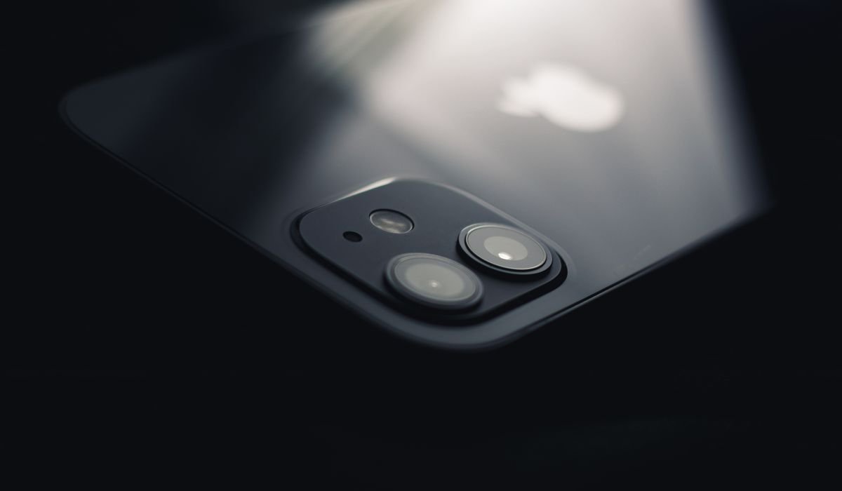 iPhone camera close-up - how to turn off Live Photos and convert to stills
