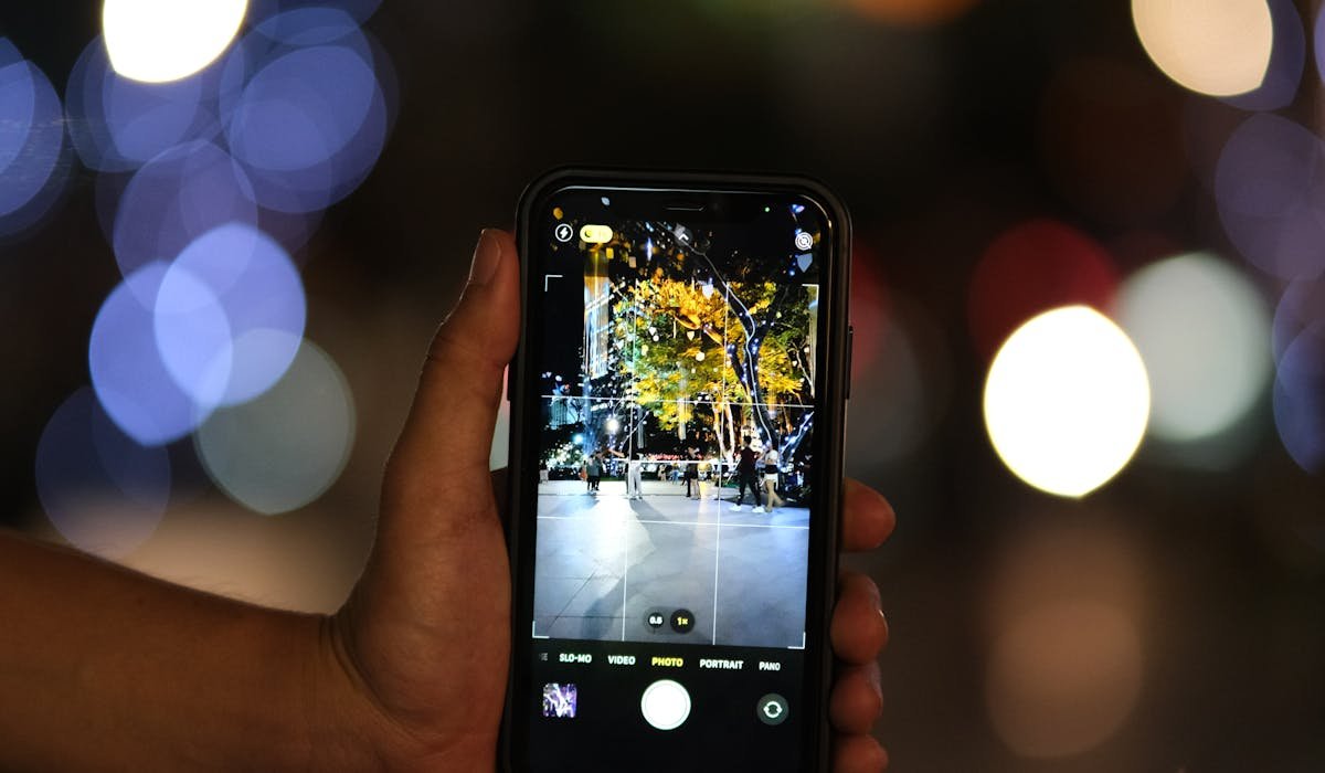 Phone using camera to translate text - how to use Google Translate camera