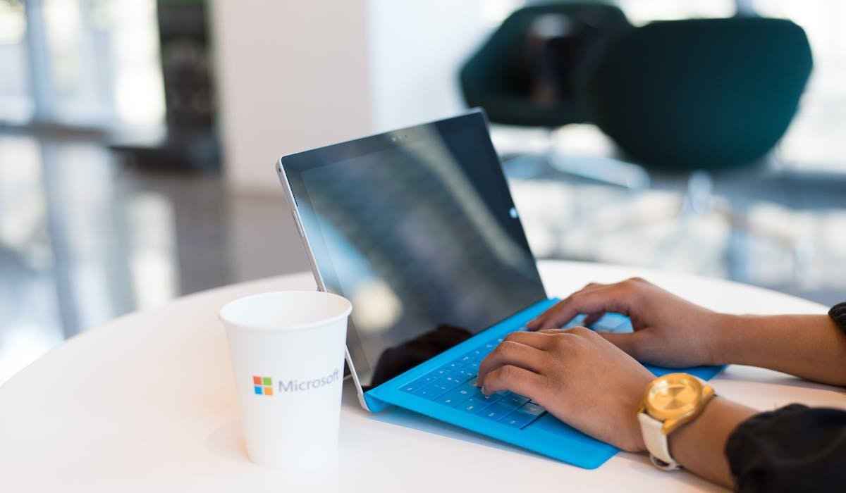 Laptop showing Microsoft Outlook interface - how to use Microsoft Outlook