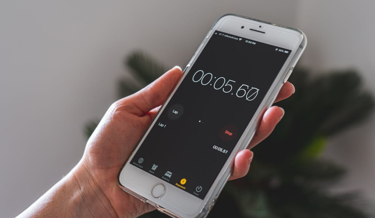 iPhone showing clock alarm - iPhone alarm not working troubleshooting