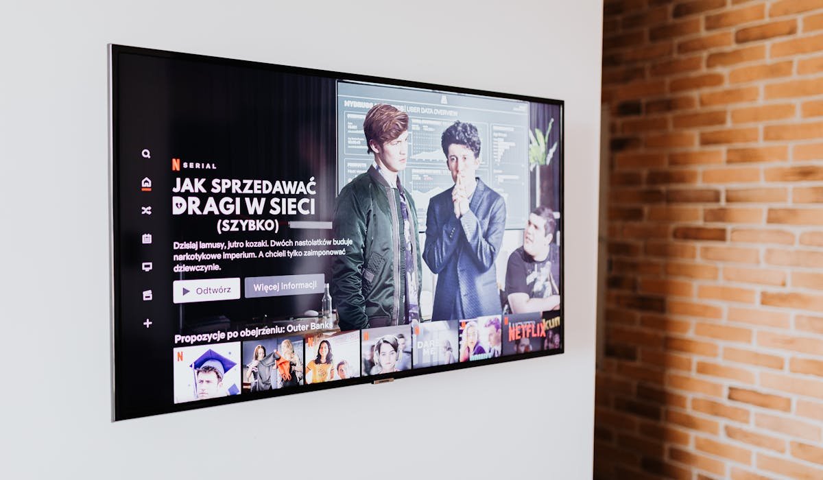 TV showing Netflix interface - how to turn off Netflix autoplay